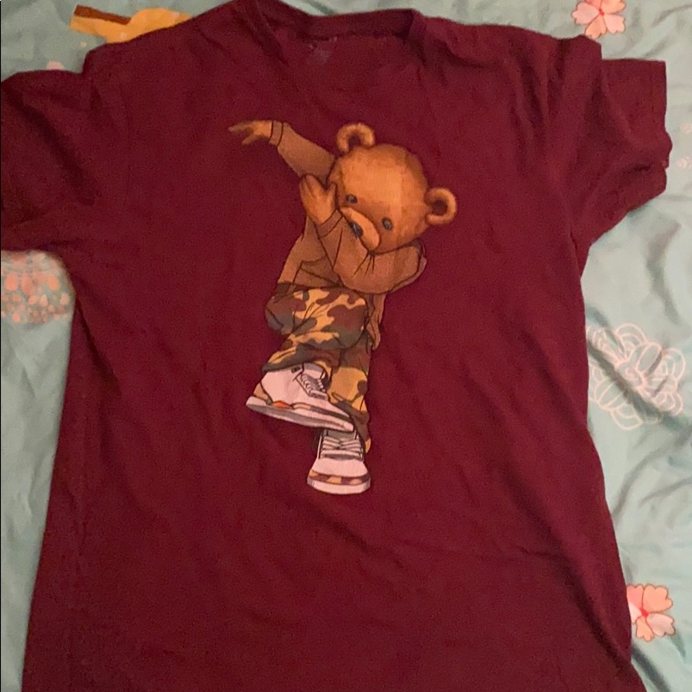 Medium size shirt with a teddy bear dabbing